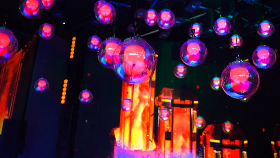 Bubble fixtures with rainbow shells