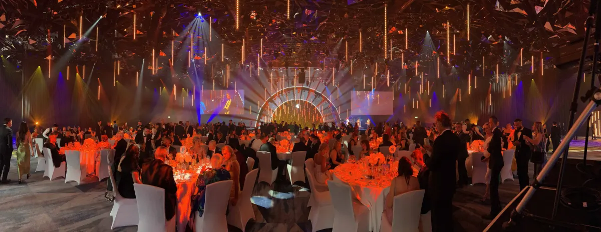 Gala dinner under a ceiling of kinetic tubes